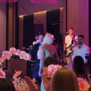 PAO POLJUBAC KARLEUŠE I TOŠIĆA! Prekinuta muzika, ona nije mogla da SUZDRŽI EMOCIJE