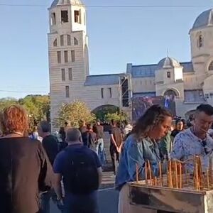 Građani se već okupili da odaju počast Ratku Mladiću: Velika gužva ispred crkve Svetog apostola Luke (VIDEO)