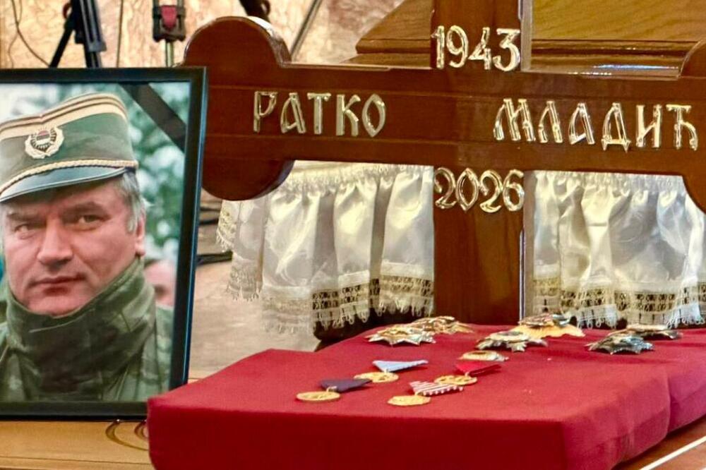 Građani se već okupili da odaju počast Ratku Mladiću: Velika gužva ispred crkve Svetog apostola Luke (VIDEO)