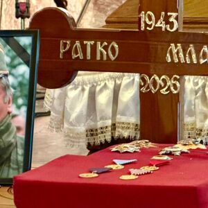 Građani se već okupili da odaju počast Ratku Mladiću: Velika gužva ispred crkve Svetog apostola Luke (VIDEO)