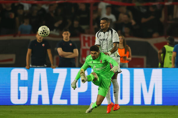 Partizan u zoni ispadanja posle večitog derbija, Crvena zvezda maksimalna! (Foto)