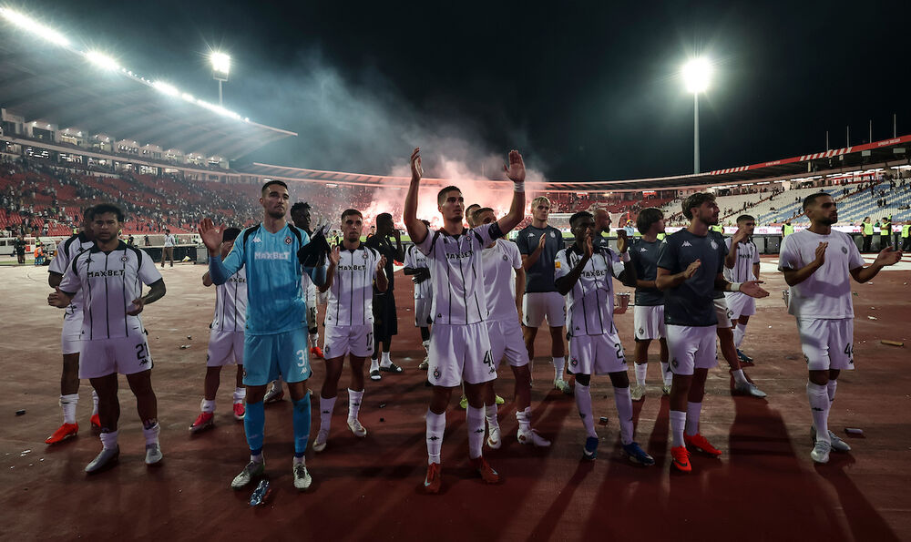 Fudbaleri Partizana pred južnom tribinom posle poraza u 180. večitom derbiju