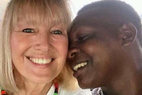 Penzionerka (60) napustila sve i udala se za 3 DECENIJE MLAĐEG MASAI RATNIKA! Doveo je u kuću do blata, a JEDNO...