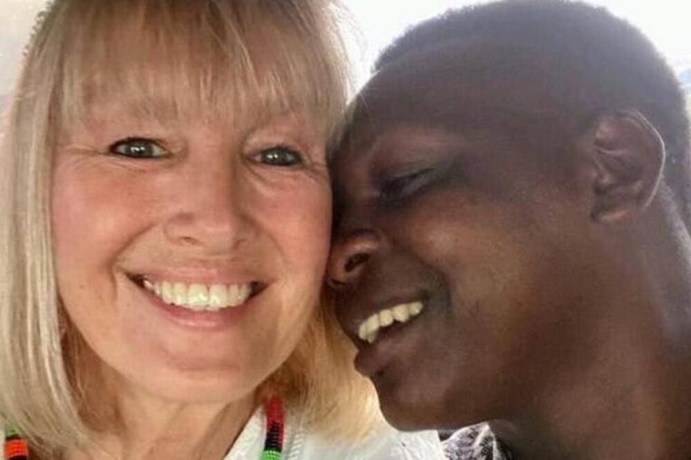 Penzionerka (60) napustila sve i udala se za 3 DECENIJE MLAĐEG MASAI RATNIKA! Doveo je u kuću do blata, a JEDNO...