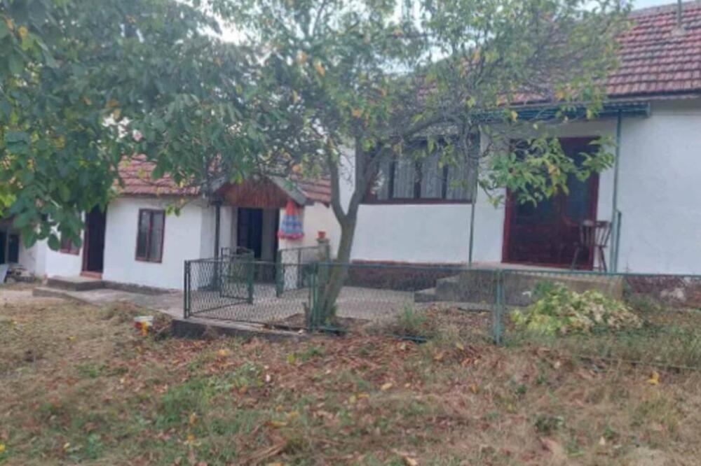 Prodaje se imanje sa dve kuće u ovom selu za smešne pare: Ima 15 ari, izvorsku vodu i bunar u dvorištu (FOTO)