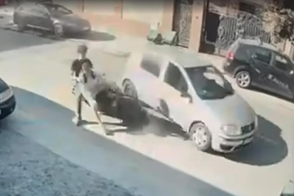 "Gde ti je migavac, ćelavi?" Vozač punta isekao klince na skuteru, oni popadali, pa pobegli (Video)