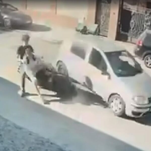 "Gde ti je migavac, ćelavi?" Vozač punta isekao klince na skuteru, oni popadali, pa pobegli (Video)