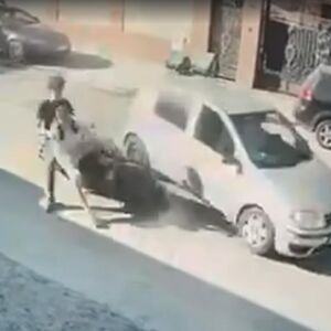 "Gde ti je migavac, ćelavi?" Vozač punta isekao klince na skuteru, oni popadali, pa pobegli (Video)