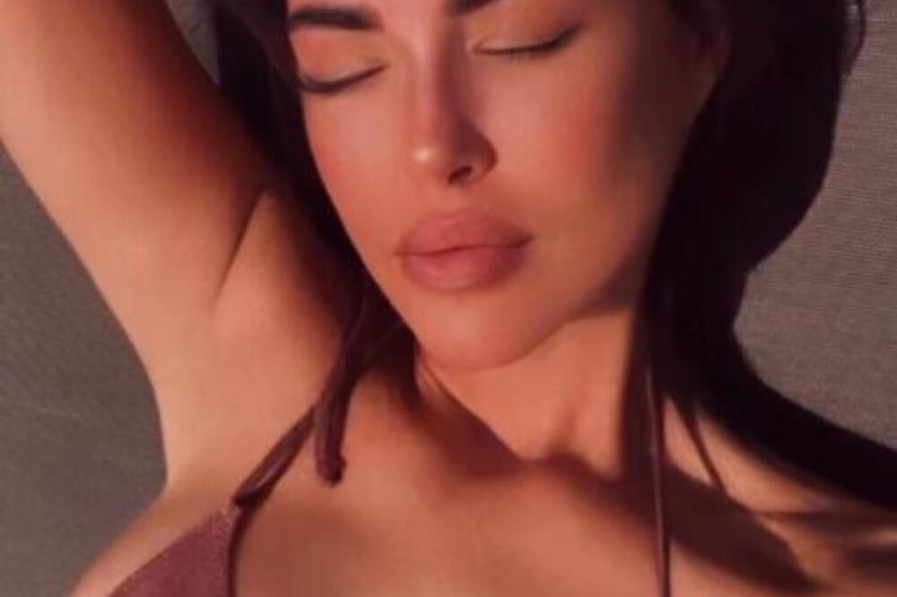 VRELOJ SRPKINJI GRUDI ISPADAJU IZ KUPAĆEG, A ONA NE MARI ZA TO: Otišla u Dubai pa svima ZAGOLICALA MAŠTU (FOTO)