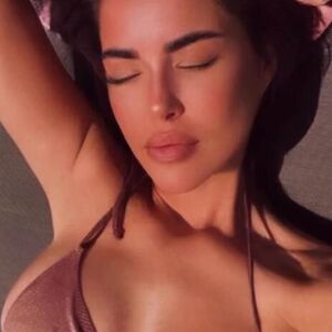 VRELOJ SRPKINJI GRUDI ISPADAJU IZ KUPAĆEG, A ONA NE MARI ZA TO: Otišla u Dubai pa svima ZAGOLICALA MAŠTU (FOTO)