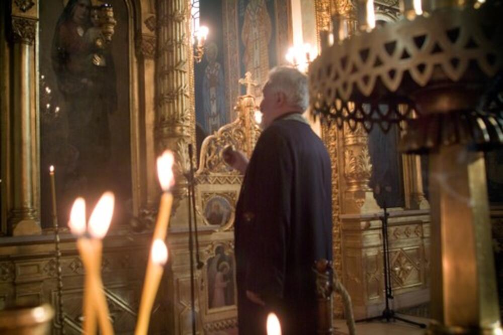 "TRUDIO SAM SE, ALI..." Sveštenik nakon 37 godina službe ŠOKIRAO VERNIKE, godinama vodio TAJNI ŽIVOT, a sada...
