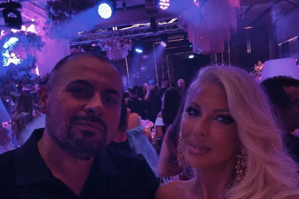 JELENA KARLEUŠA PONOVO SA OVIM MUŠKARCEM! Između njih OZVANIČENO na rođendanu ćerki - "MISLIM DA SU SAVRŠEN..."