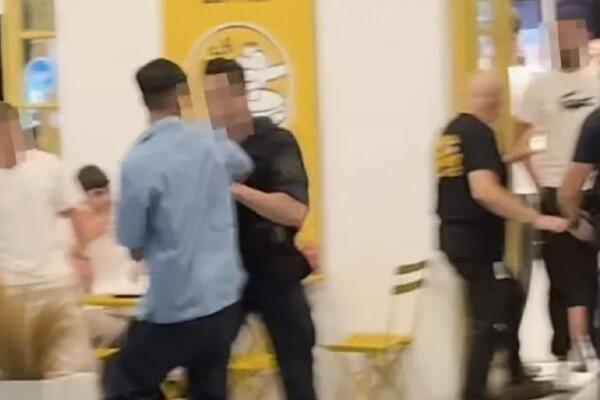 Bar se pretvorio u bokserski ring, sevale pesnice na plaži u Halkidikiju: Opšta makljaža zbog lepe Grkinje (VIDEO)