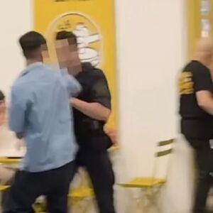 Bar se pretvorio u bokserski ring, sevale pesnice na plaži u Halkidikiju: Opšta makljaža zbog lepe Grkinje (VIDEO)