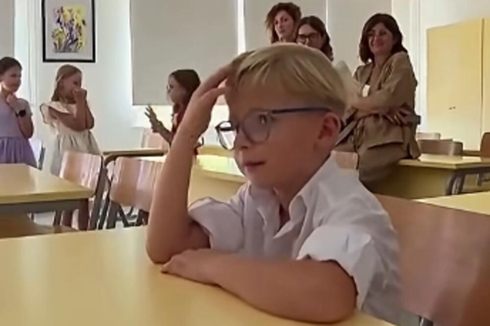 TEK ŠTO JE SEO U KLUPU, A VEĆ MU JE DOSTA SVEGA: Snimak malenog školarca obišao region - "HOĆU SAMO DA..." (VIDEO)