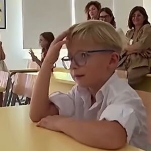 TEK ŠTO JE SEO U KLUPU, A VEĆ MU JE DOSTA SVEGA: Snimak malenog školarca obišao region - "HOĆU SAMO DA..." (VIDEO)