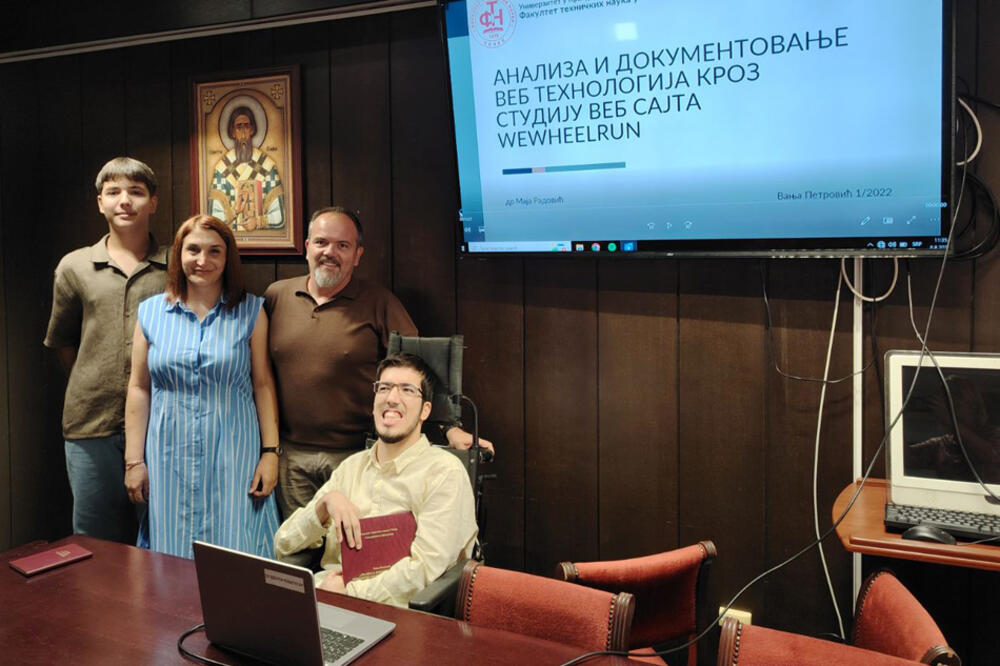 Vanja ima cerebralnu paralizu, a uspehe samo niže: Diplomirao kao jedan od najboljih, sad sledi i master (FOTO)