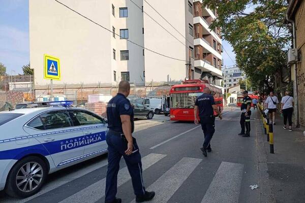 DETALJI JEZIVE NESREĆE U BEOGRADU! Muškarac poginuo tokom pranja prozora na Vračaru, pao pravo na trolejbus (FOTO)