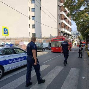 JEZIVA NESREĆA U BEOGRADU! Muškarac poginuo tokom pranja prozora na Vračaru, pao pravo na trolejbus (FOTO)