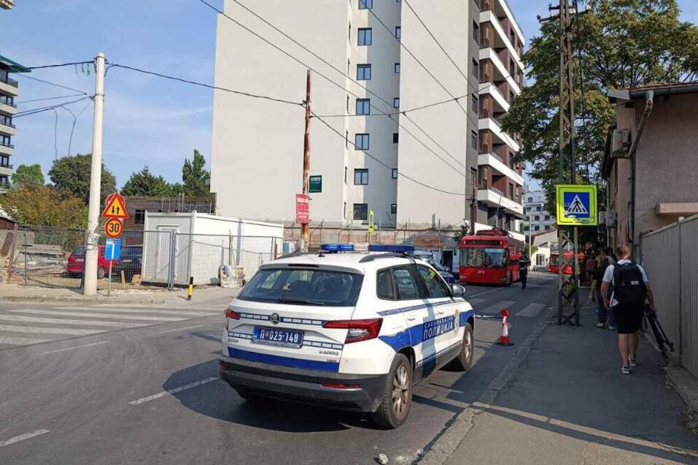 "Noge su mu visile sa krova vozila" Očevici opisali potresan prizor pada mladog radnika na trolejbus na Vračaru