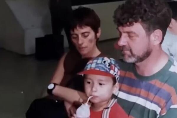 Mislio da su ga roditelji NAPUSTILI, a onda je 30 godina kasnije otkrio JEZIVU ISTINU! Bila je teža od crne zemlje