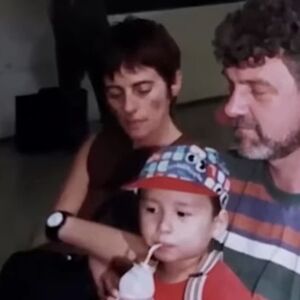 Mislio da su ga roditelji NAPUSTILI, a onda je 30 godina kasnije otkrio JEZIVU ISTINU! Bila je teža od crne zemlje