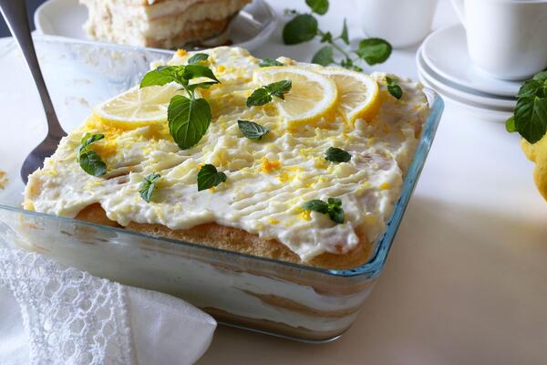Lagan kao pero, kremast i slatko osvežavajuć! Tiramisu sa limun kremom pravi se bez pečenja, i topi se u ustima