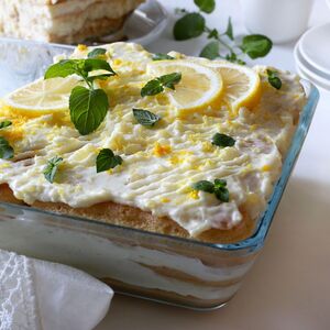 Lagan kao pero, kremast i slatko osvežavajuć! Tiramisu sa limun kremom pravi se bez pečenja, i topi se u ustima