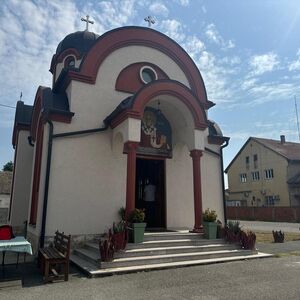 Ovo je crkva ispred koje je ranjen Milan kod Obrenovca: Pokušao da pobegne unutra, beton natopljen krvlju! (FOTO)