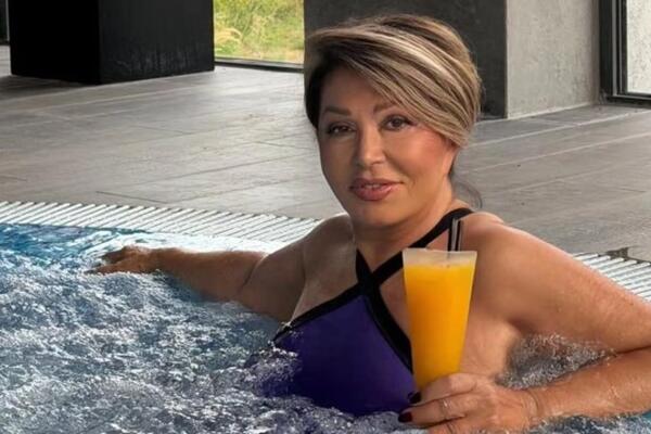 NEDA SE SKINULA I POKAZALA BUJNE GRUDI U OSMOJ DECENIJI: Sve na izvolte, muškarci zinuli, komentari samo pljušte!