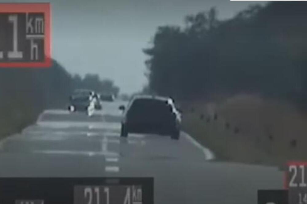 AU, ČOVEČE! Naježićete se kada pogledate snimak iz Sombora: Vozač se bukvalno igra sa životom - DIVLJAO PREKO...