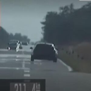 AU, ČOVEČE! Naježićete se kada pogledate snimak iz Sombora: Vozač se bukvalno igra sa životom - DIVLJAO PREKO...
