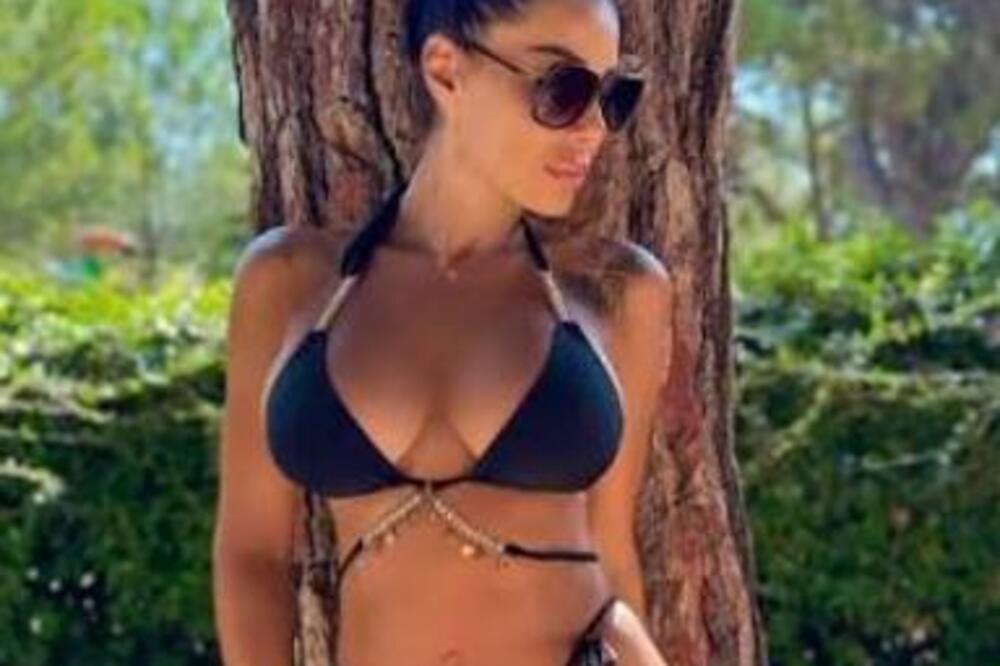 SKINULA SE MIA BORISAVLJEVIĆ Isplivao vrući snimak, MALENI BRAON BIKINI joj je USEKAO U ZMIJSKO TELO: ATOMSKA BOMBA