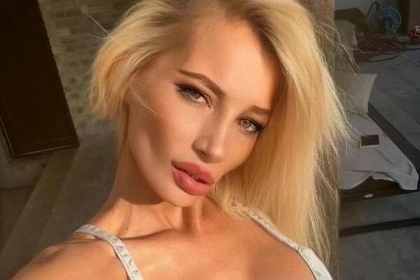 "OBOŽAVAM DA SE SNIMAM KAD MI NARUČE...": Zvezda za odrasle priznala za kojim ZAUZETIM MUŠKARCEM ludi! Nastao haos