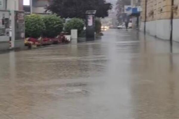 Ulice se pretvorile u jezera: Jaka kiša jutros pogodila ovaj grad u Srbiji (VIDEO)