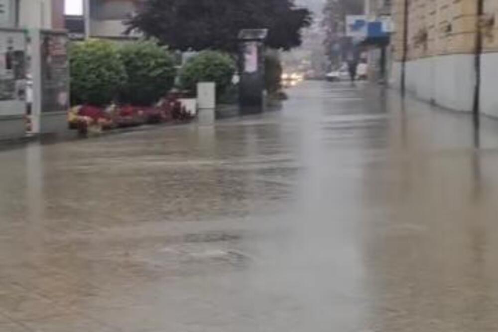Ulice se pretvorile u jezera: Jaka kiša jutros pogodila ovaj grad u Srbiji (VIDEO)