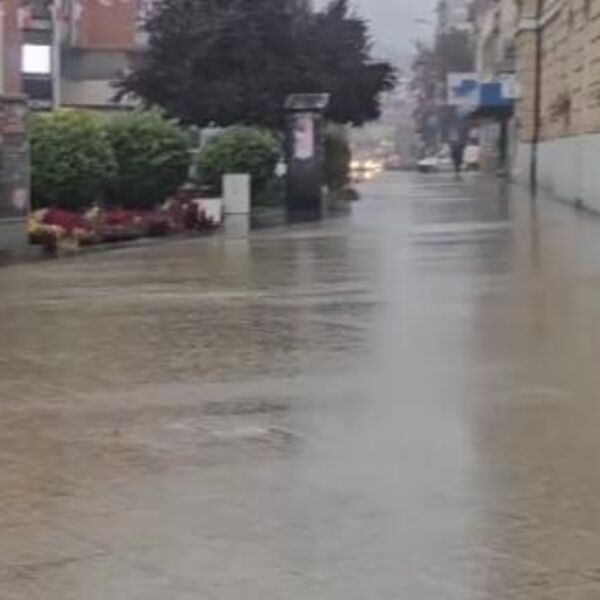 Ulice se pretvorile u jezera: Jaka kiša jutros pogodila ovaj grad u Srbiji (VIDEO)