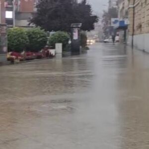 Ulice se pretvorile u jezera: Jaka kiša jutros pogodila ovaj grad u Srbiji (VIDEO)