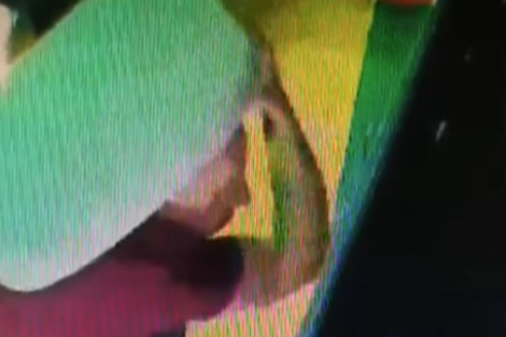 SMEJE MU SE CELA SRBIJA: Lopov iz Novog Sada stavio jastuk na glavu, nije primetio da ga kamera "vidi"! (VIDEO)