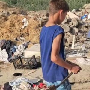 "PLAKAO SAM KAD ME MAMA OSTAVILA NA AUTOBUSKOJ STANICI, NE ZNAM KO JE MOJ TATA!" Bolna priča malog Dušana iz Titela