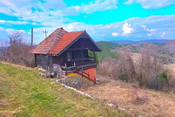 Prodaje se brvnara na Zlatiboru sa velikim placem: Cena svega 25.000 evra, jezero Vrutci na samo 900 metara (FOTO)