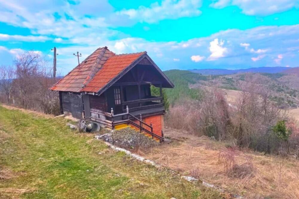 Prodaje se brvnara na Zlatiboru sa velikim placem: Cena svega 25.000 evra, jezero Vrutci na samo 900 metara (FOTO)