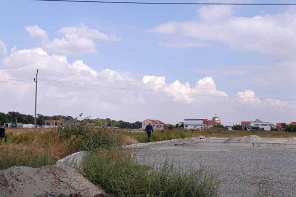 Pregazio muškarca autom, pa bežao vozom ka Novom Sadu! Jezive scene sa mesta nesreće u Novoj Pazovi (FOTO)
