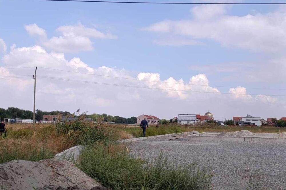 Pregazio muškarca autom, pa bežao vozom ka Novom Sadu! Jezive scene sa mesta nesreće u Novoj Pazovi (FOTO)