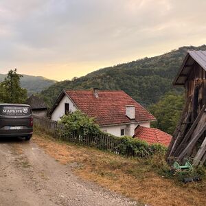"ZAJEDNO SU SEDELI U KAFANI...": Ovo je kuća u kojoj je svirepo ubijen muškarac, muk i neverica u ivanjičkom selu