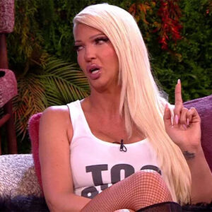NOVA LJUBAV NA POMOLU? JELENA KARLEUŠA UHVAĆENA SA MLAĐIM MUŠKARCEM! On kao NACRTAN, evo gde su ZAGLAVILI