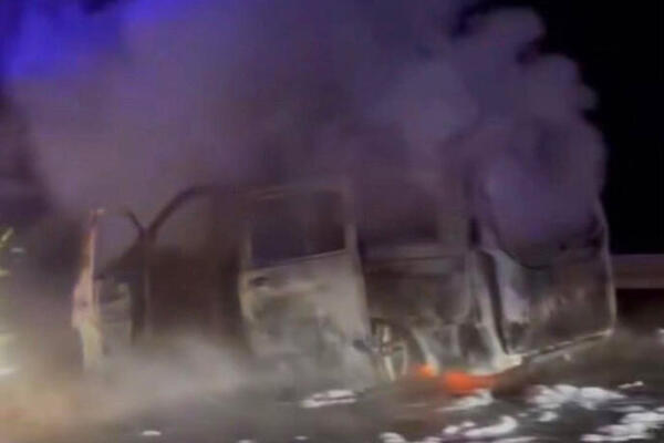 Drama na auto-putu Miloš Veliki: Kombi se zapalio u pokretu i pretvorio u pepeo (VIDEO)