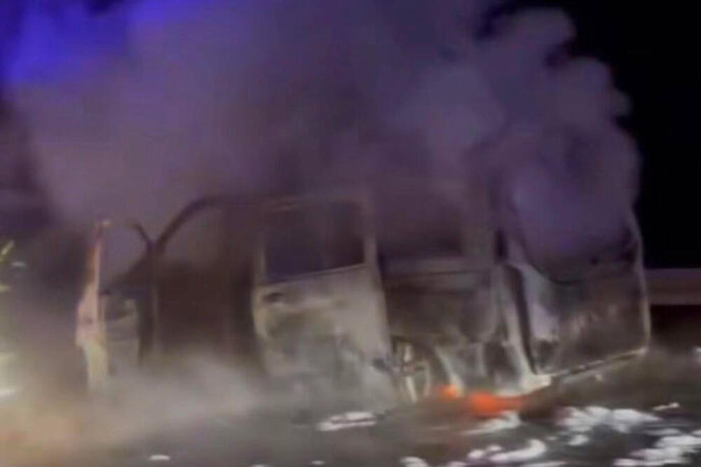 Drama na auto-putu Miloš Veliki: Kombi se zapalio u pokretu i pretvorio u pepeo (VIDEO)