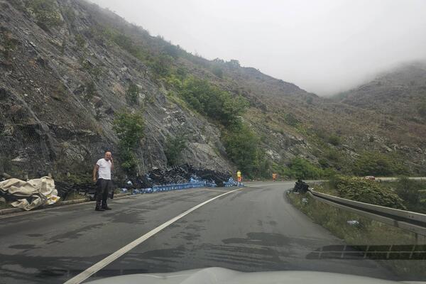 (Foto) Bizarna saobraćajka kod Gornjeg Milanovca: Prevrnula se prikolica, gajbe rasute po putu