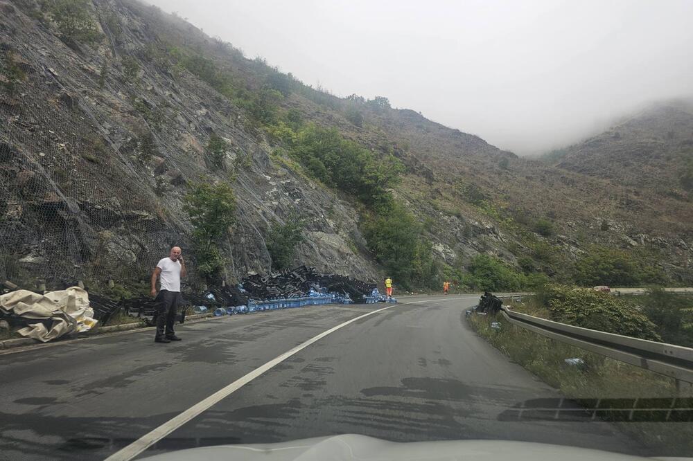 (Foto) Bizarna saobraćajka kod Gornjeg Milanovca: Prevrnula se prikolica, gajbe rasute po putu